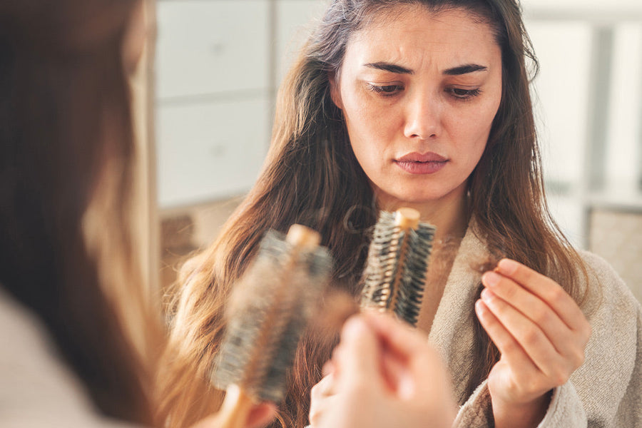 Caduta capelli: cause, rimedi e quando preoccuparsi