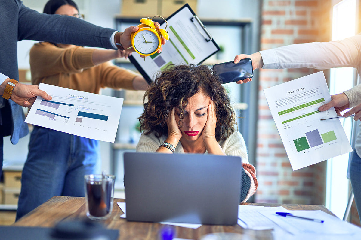 Donna stressata dal lavoro con scadenze e promemoria
