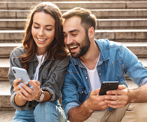 Due ragazzi con il telefono in mano che stanno facendo il quiz per scoprire l'integratore Galuja più adatto alle loro esigenze