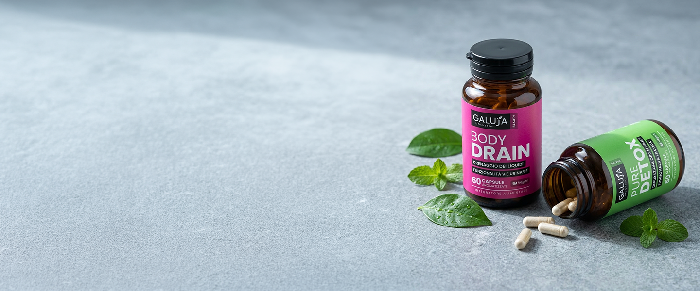 Due prodotti Galuja aperti, Body Drain e Pure Detox, su un piano in pietra.